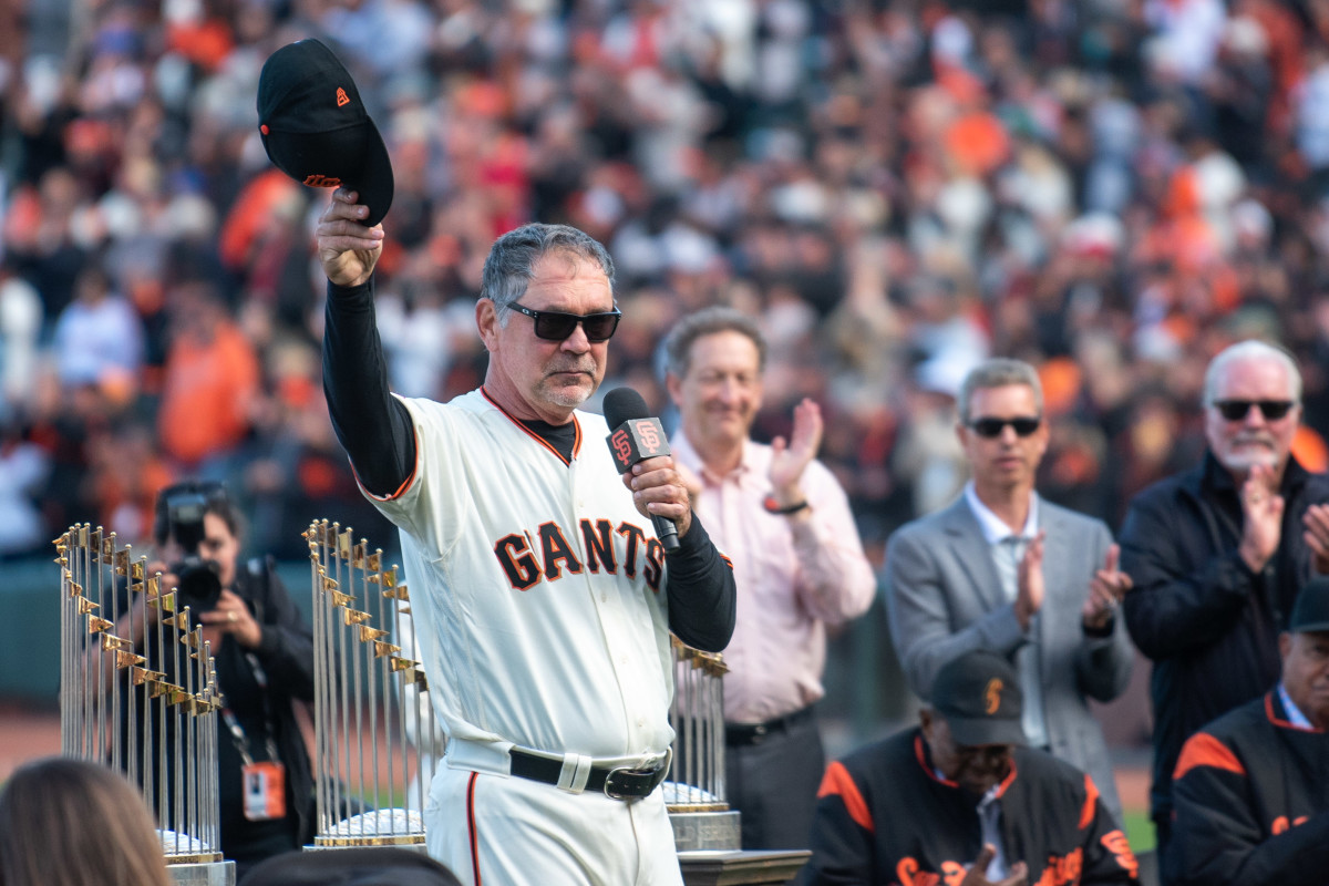SF Giants manager Bruce Bochy (15) speaks to fans during a tribute. (2019)