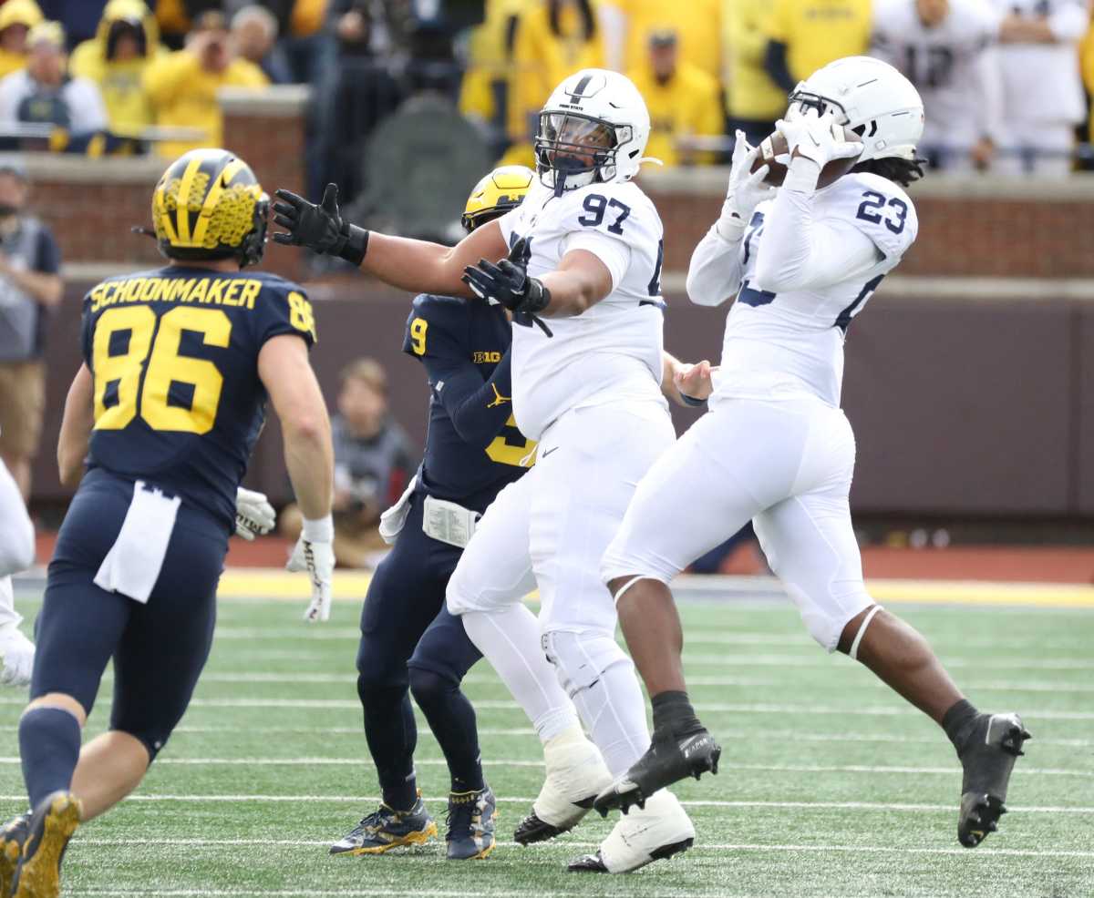 Penn State linebacker Curtis Jacobs