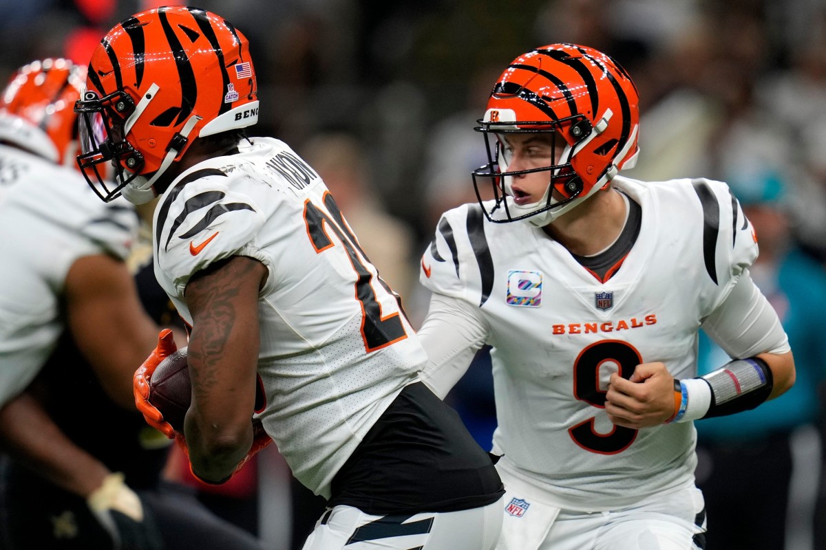 Cincinnati Bengals quarterback Joe Burrow (9) hands the ball off to Cincinnati Bengals running back Joe Mixon (28) in the third quarter during an NFL Week 6 game against the New Orleans Saints, Sunday, Oct. 16, 2022, at Mercedes-Benz Superdome in New Orleans. Cincinnati Bengals At New Orleans Saints Oct 16 035