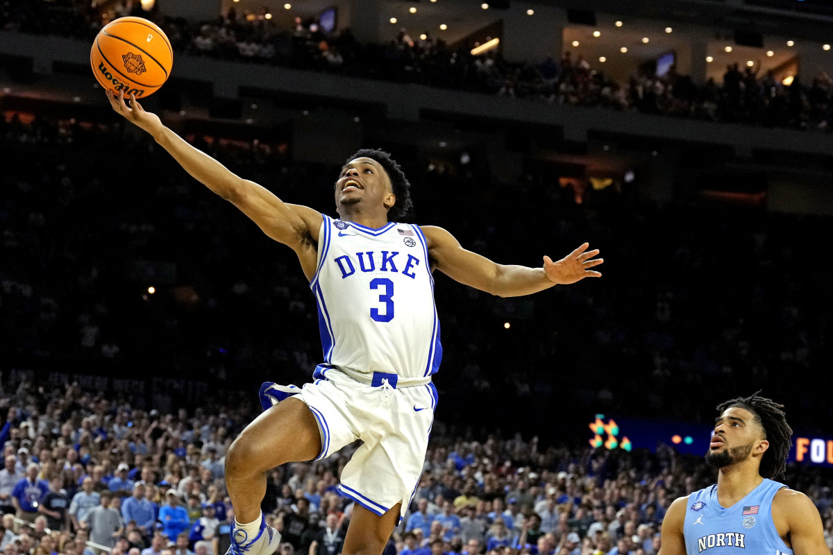 #3 Jeremy Roach scores a layup vs North Carolina in the 2022 Final Four