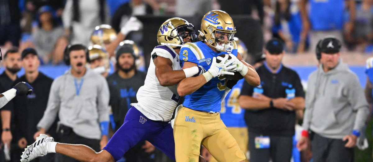 Washington and UCLA facing off earlier this season at the Rose Bowl.