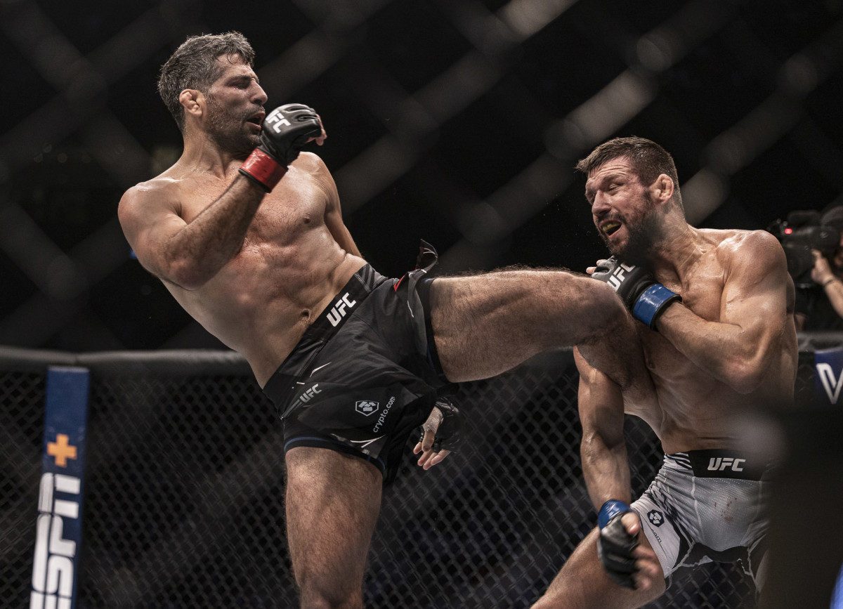 Beneil Dariush (red gloves) and Mateusz Gamrot (blue gloves) during UFC 280 at Etihad Arena.