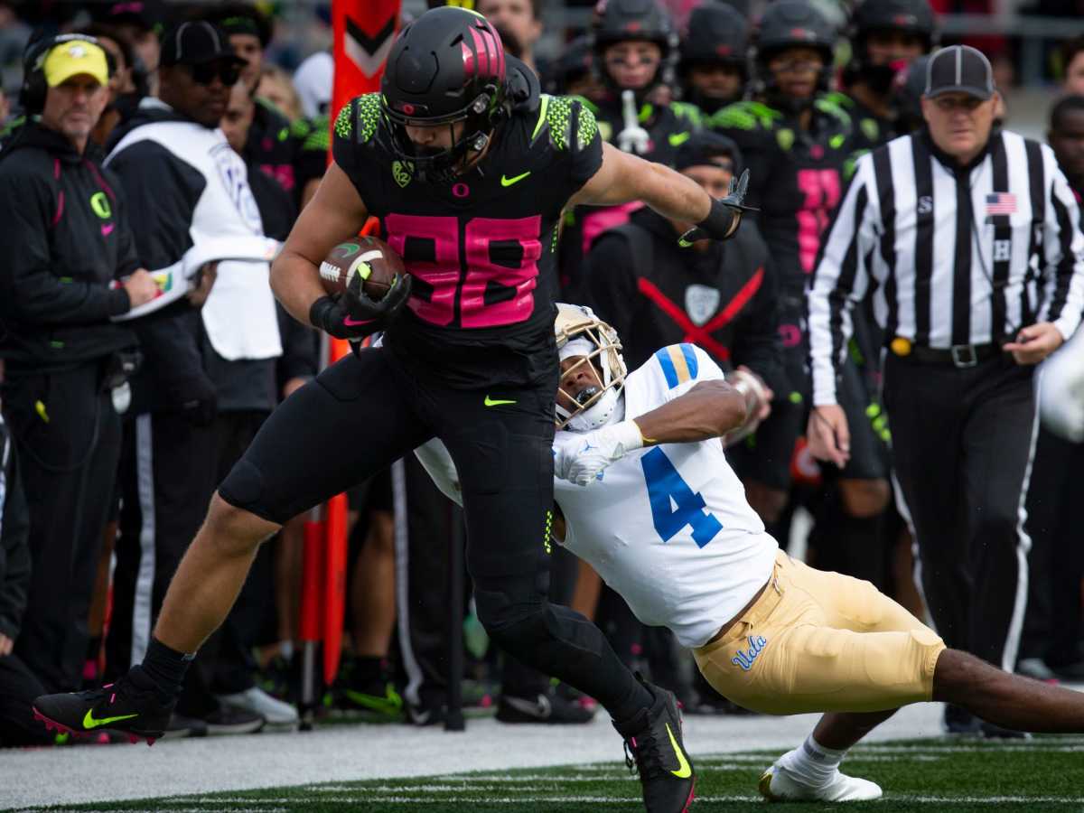 Oregon tight end sheds a UCLA defender.