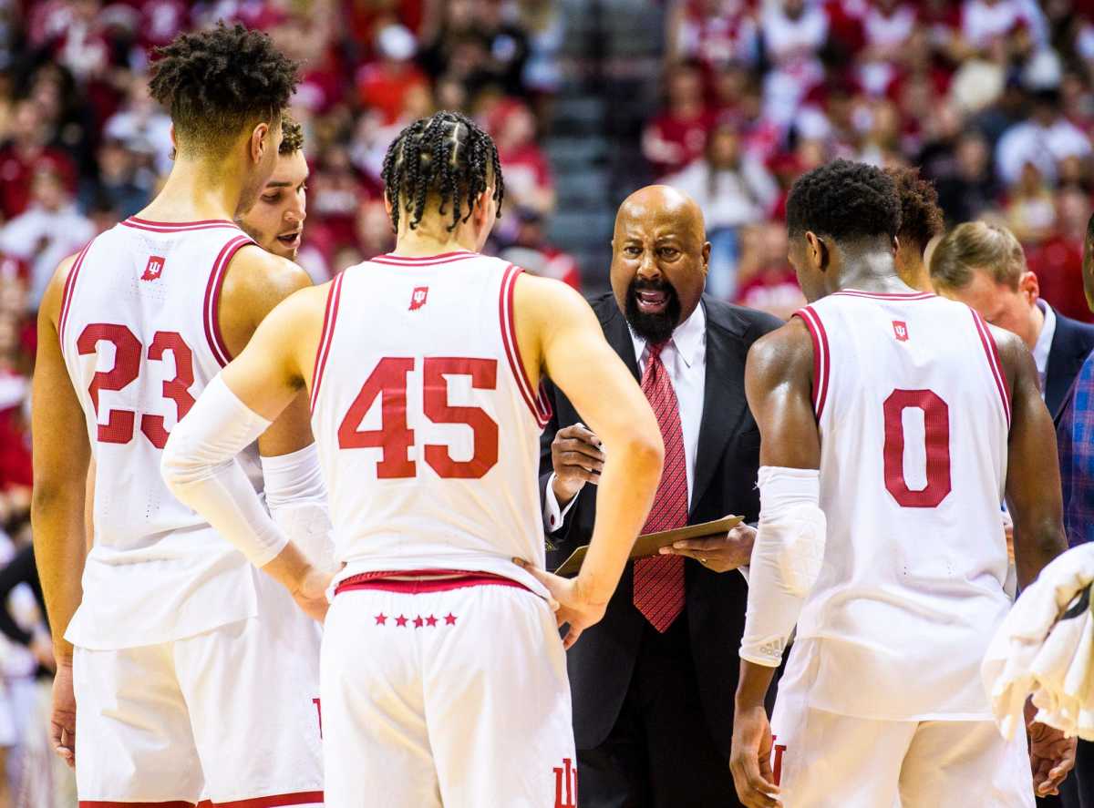 Mike Woodson gets in the huddle.