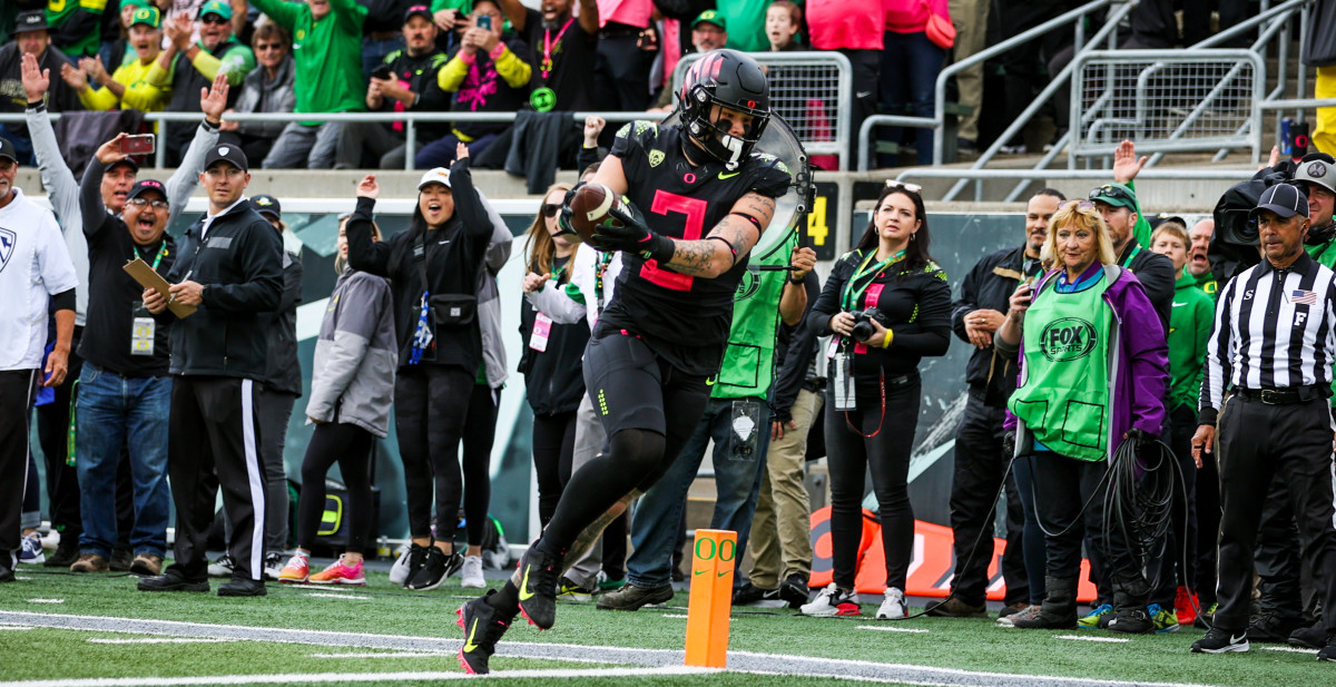 Oregon Ducks tight end Terrance Ferguson catches a touchdown pass against the UCLA Bruins.