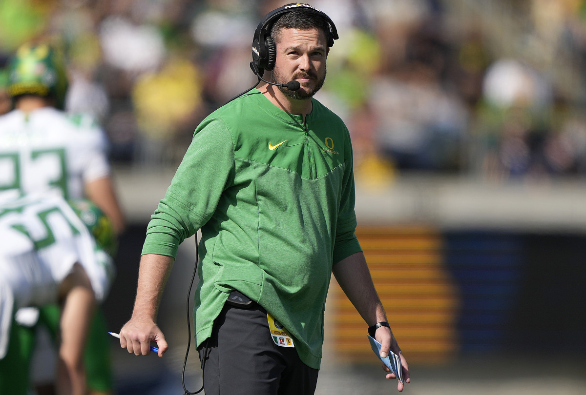 BERKELEY, CALIFORNIA - OCTOBER 29: Head coach Dan Lanning of the Oregon Ducks looks on from the sidelines against the California Golden Bears during the first quarter of an NCAA football game at FTX Field at California Memorial Stadium on October 29, 2022 in Berkeley, California. (Photo by Thearon W. Henderson/Getty Images)
