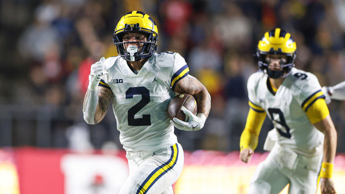 Michigan’s Blake Corum runs the ball