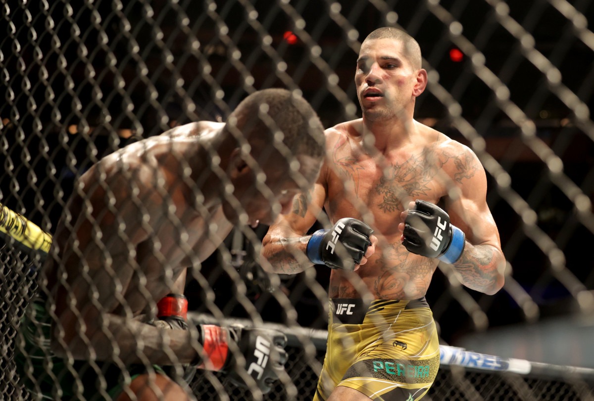 Israel Adesanya (red gloves) and Alex Pereira (blue gloves) during UFC 281 at Madison Square Garden.