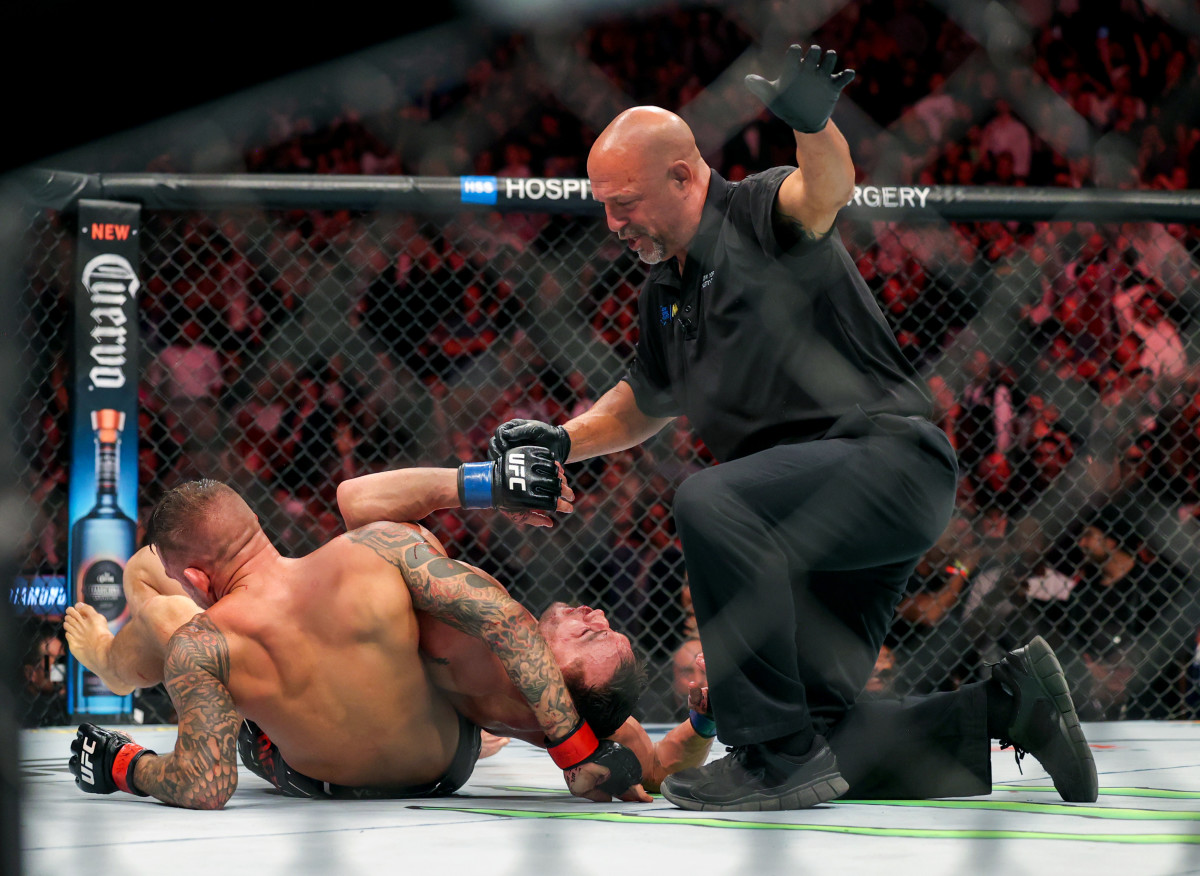 Dustin Poirier (red gloves) and Michael Chandler (blue gloves) during UFC 281 at Madison Square Garden.