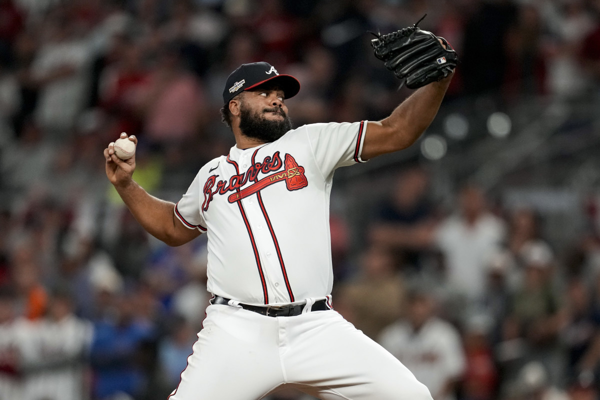 Atlanta closer Kenley Jansen throws a pitch. (2022)
