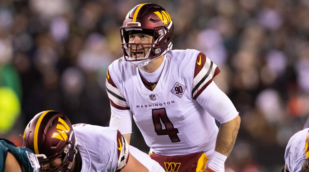 Commanders quarterback Taylor Heinicke (4) prepares to snap the ball during a game against the Eagles.