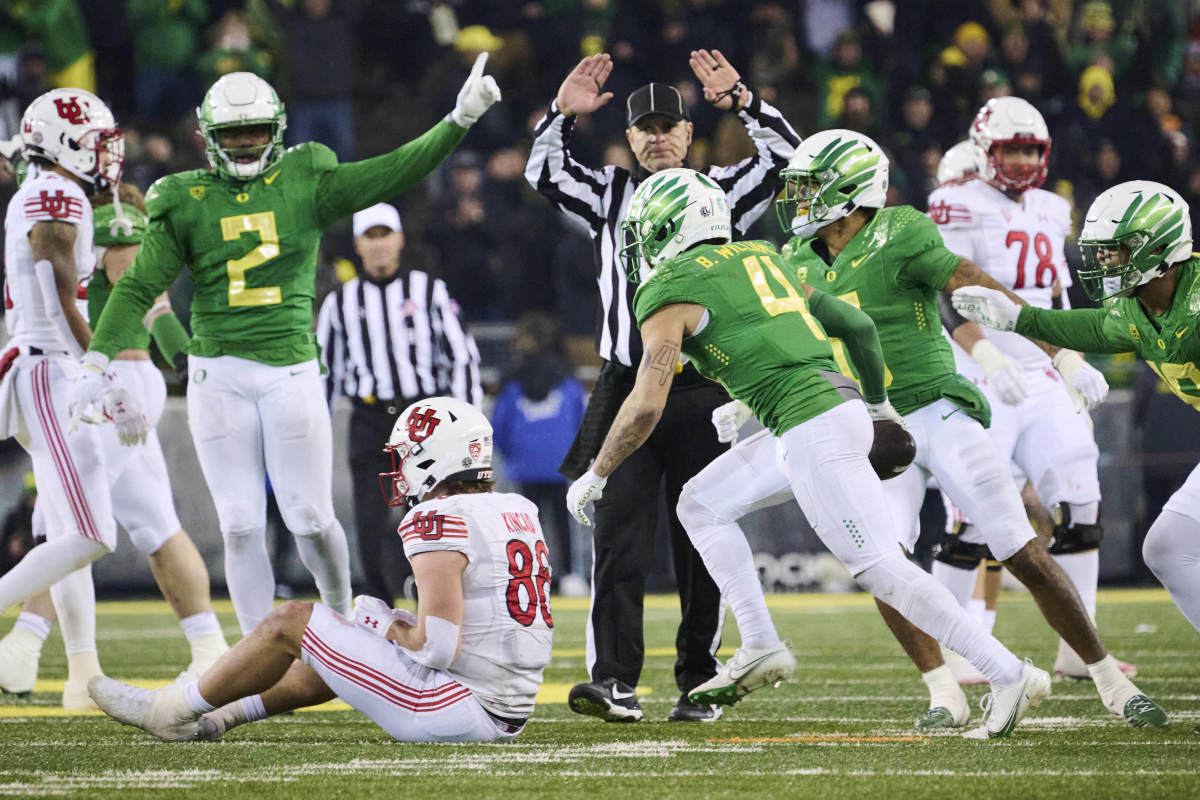 Oregon Ducks defensive back Bennett Williams (4) celebrates after intercepting a pass against Utah Utes tight end Dalton Kincaid (86) during the second half against the Utah Utes at Autzen Stadium.