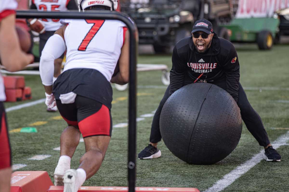 Tennessee Volunteers RBs coach De'Rail Sims during 2021 fall practices with Louisville. (Photo by Alton Strupp of the Courier Journal)