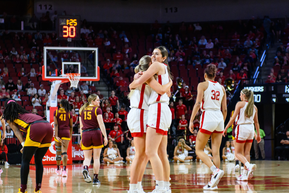 21_Jessica Petrie, Anni Stewart_WBBvsMinnesota0224