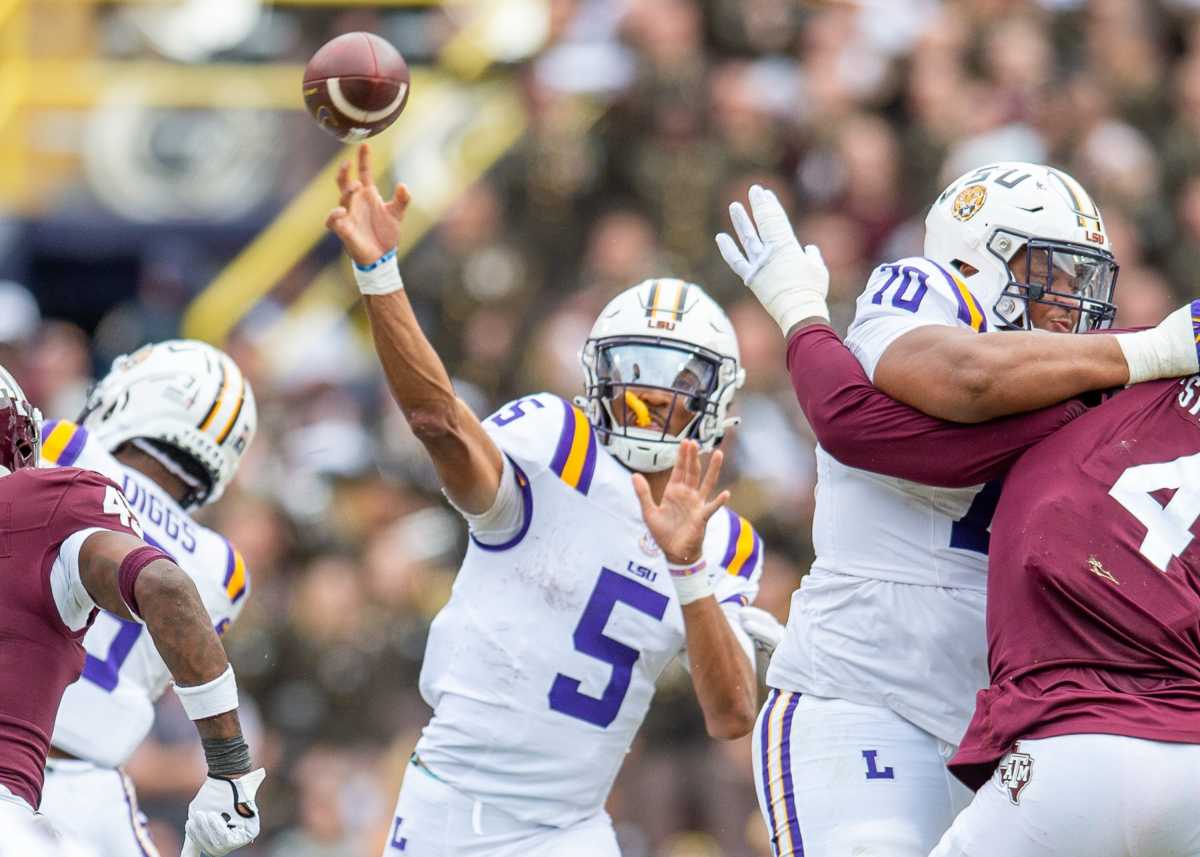 Jayden Daniels throws