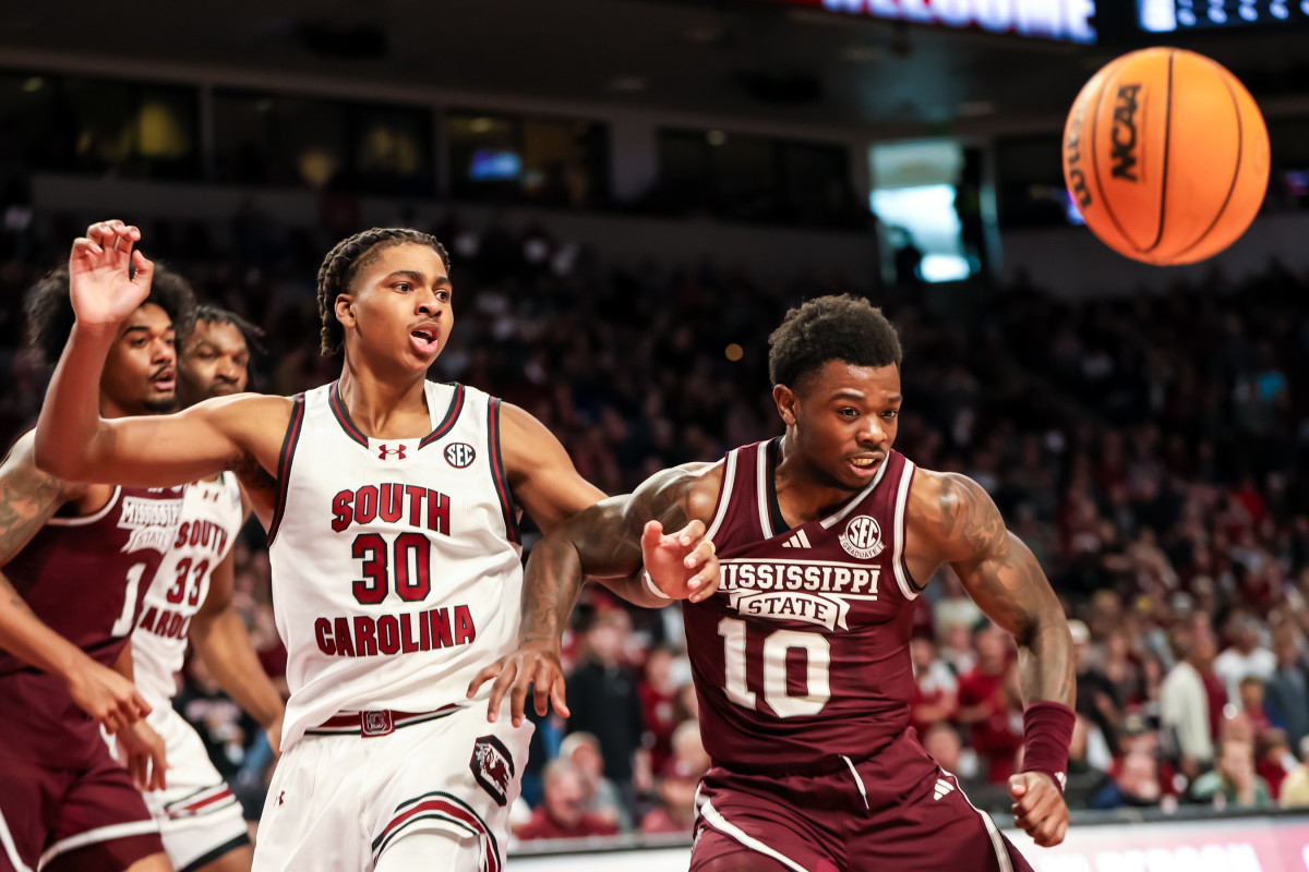 Collin Murray-Boyles and Mississippi State Bulldogs guard battle for the ball (01-06-2024)