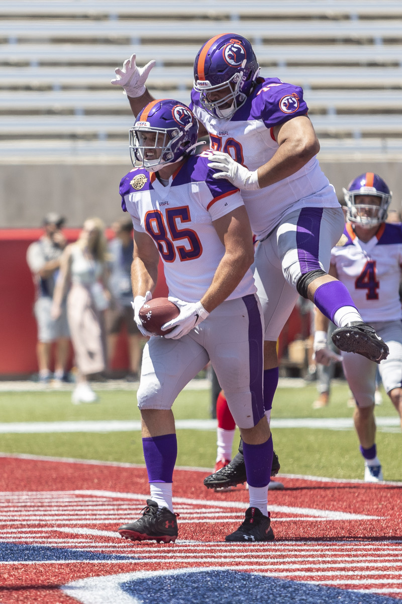 Apr 23, 2022; Birmingham, AL, USA; Pittsburgh Maulers offensive lineman Vadal Alexander (78) cheers Pittsburgh Maulers tight end Hunter Thedford (85) after Thedford s touchdown catch against the Philadelphia Stars during the first half at Protective Stadium. Mandatory Credit: Vasha Hunt-USA TODAY Sports