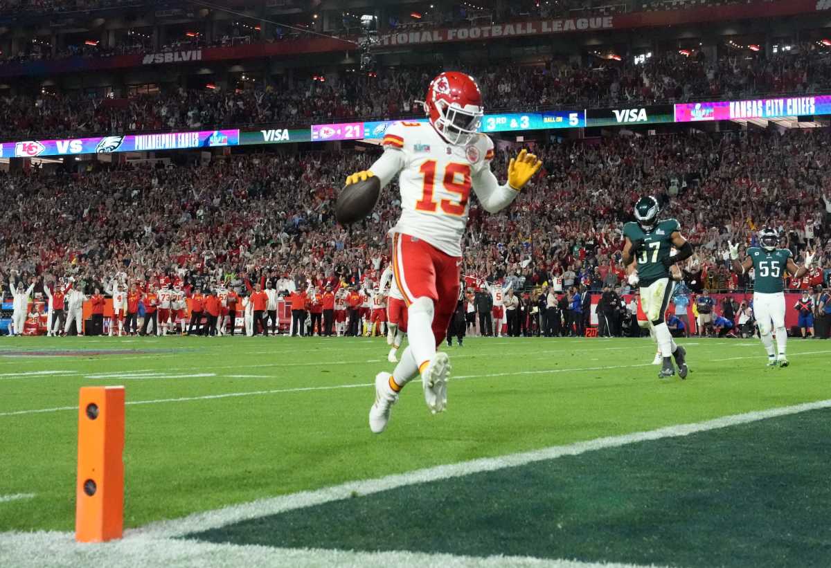 Kadarius Toney skips into the endzone with the ball in one hand