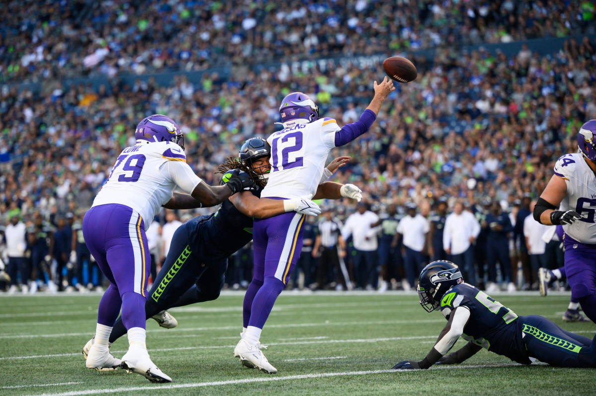 Mike Morris hasn't played since Seattle's preseason opener against Minnesota, but he did practice in some capacity on Monday, presenting optimism he could be ready to return as soon as Sunday.