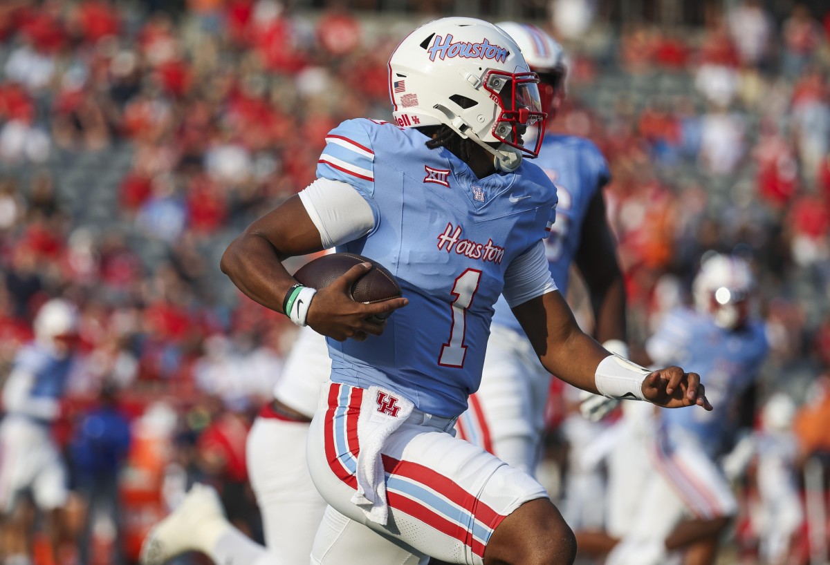 Houston Cougars quarterback Donovan Smith (1) runs with the ball during the first quarter against the UTSA Roadrunners at TDECU Stadium. 