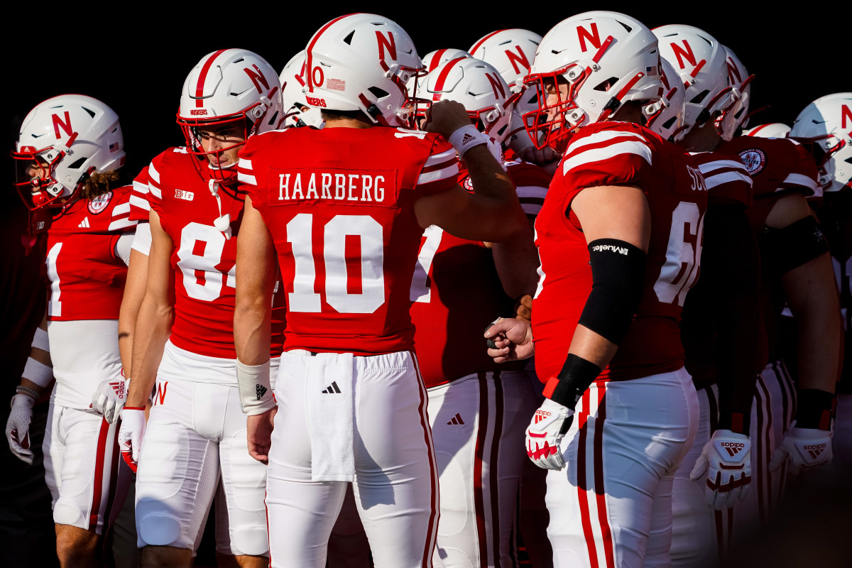 Nebraska - NIU - Heinrich Haarberg huddles