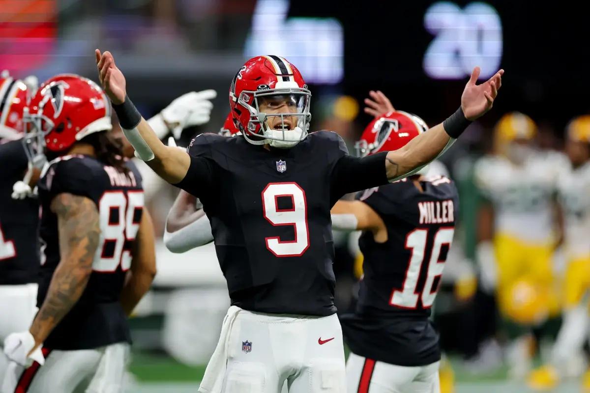 Desmond Ridder leads the Atlanta Falcons offense against the Green Bay Packers.