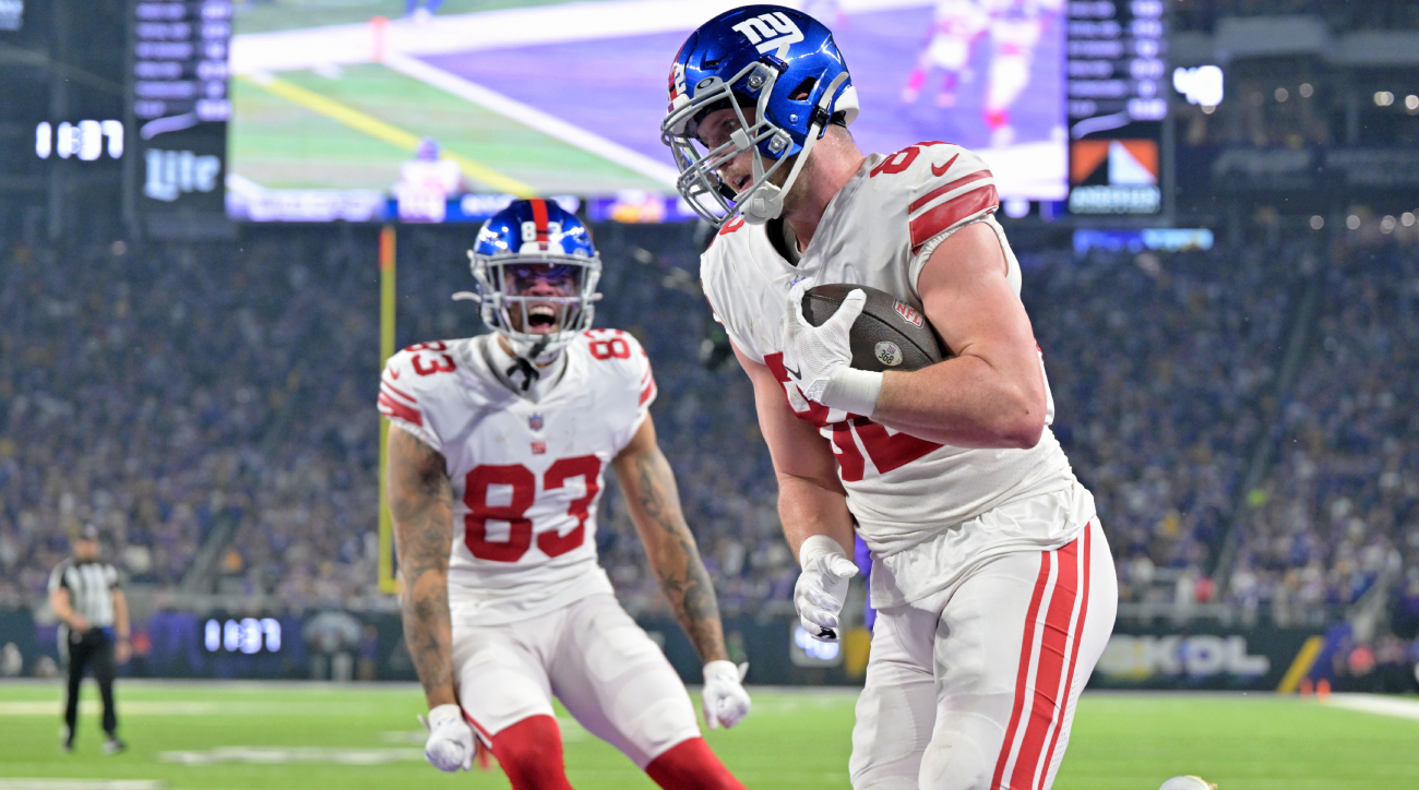 Giants tight end Daniel Bellinger scores a touchdown against the Vikings in a 2023 playoff game.