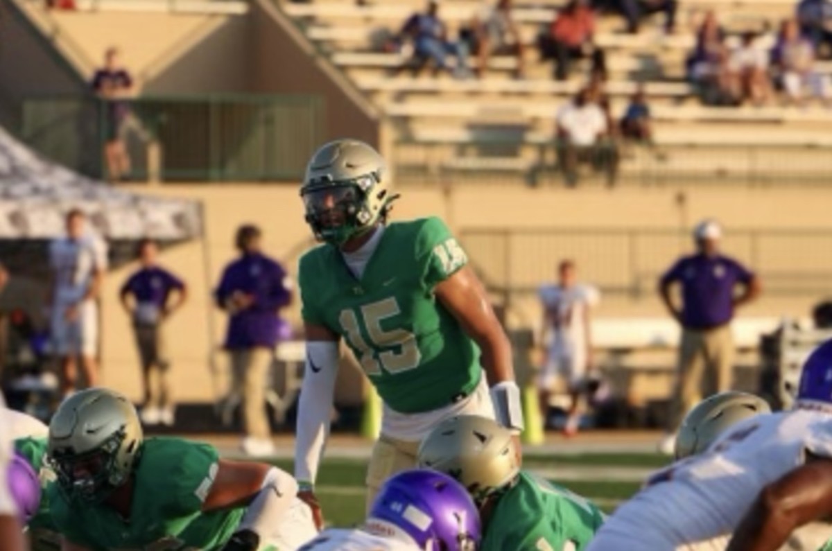 Georgia 2024 commit QB Dylan Raiola reading the defense before taking the snap from his center. (Brooks Austin / Dawgs Daily). 