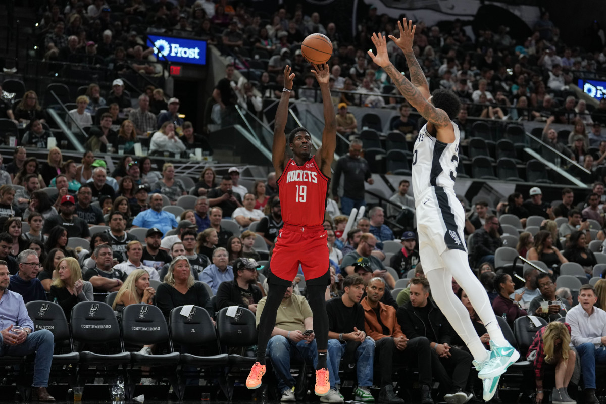 Rockets guard Nate Williams shoots over San Antonio Spurs forward Julian Champagnie.