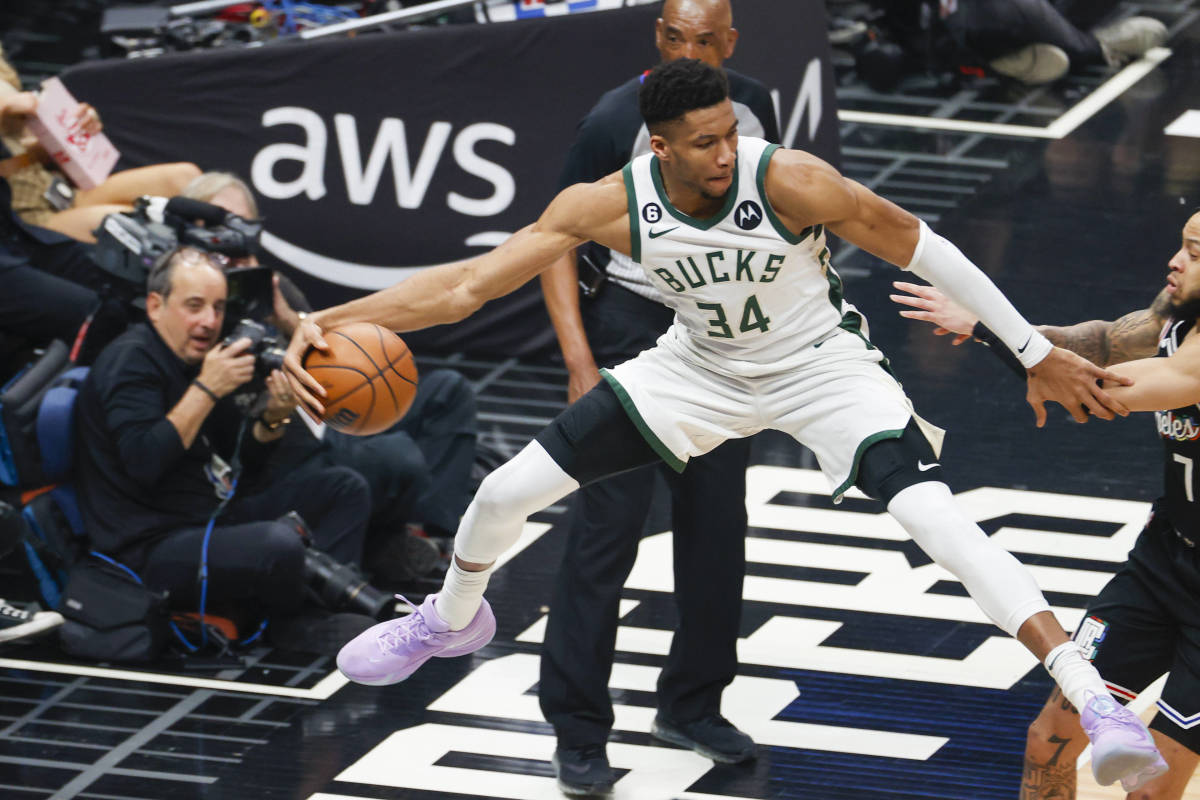 Giannis Antetokounmpo saltando