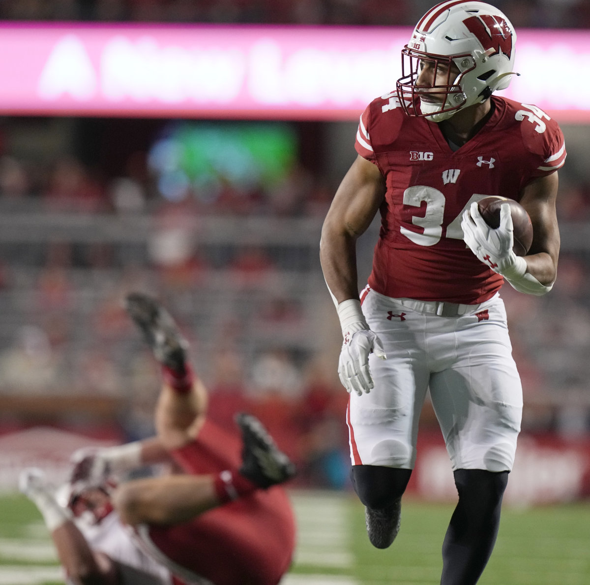 Jackson Acker touchdown Q2 Wisconsin vs Nebraska football 2023 USATSI_21931195