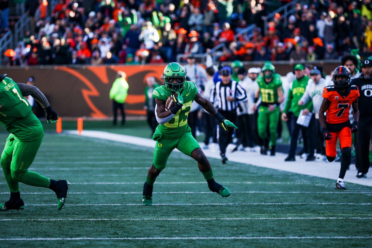 Oregon Ducks linebacker Jeffrey Bassa runs agains the Oregon State Beavers in 2022.