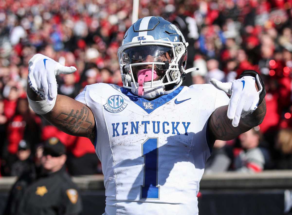 Kentucky Wildcats running back Ray Davis (1) throws down Ls after scoring in the third quarter. Nov. 24, 2023