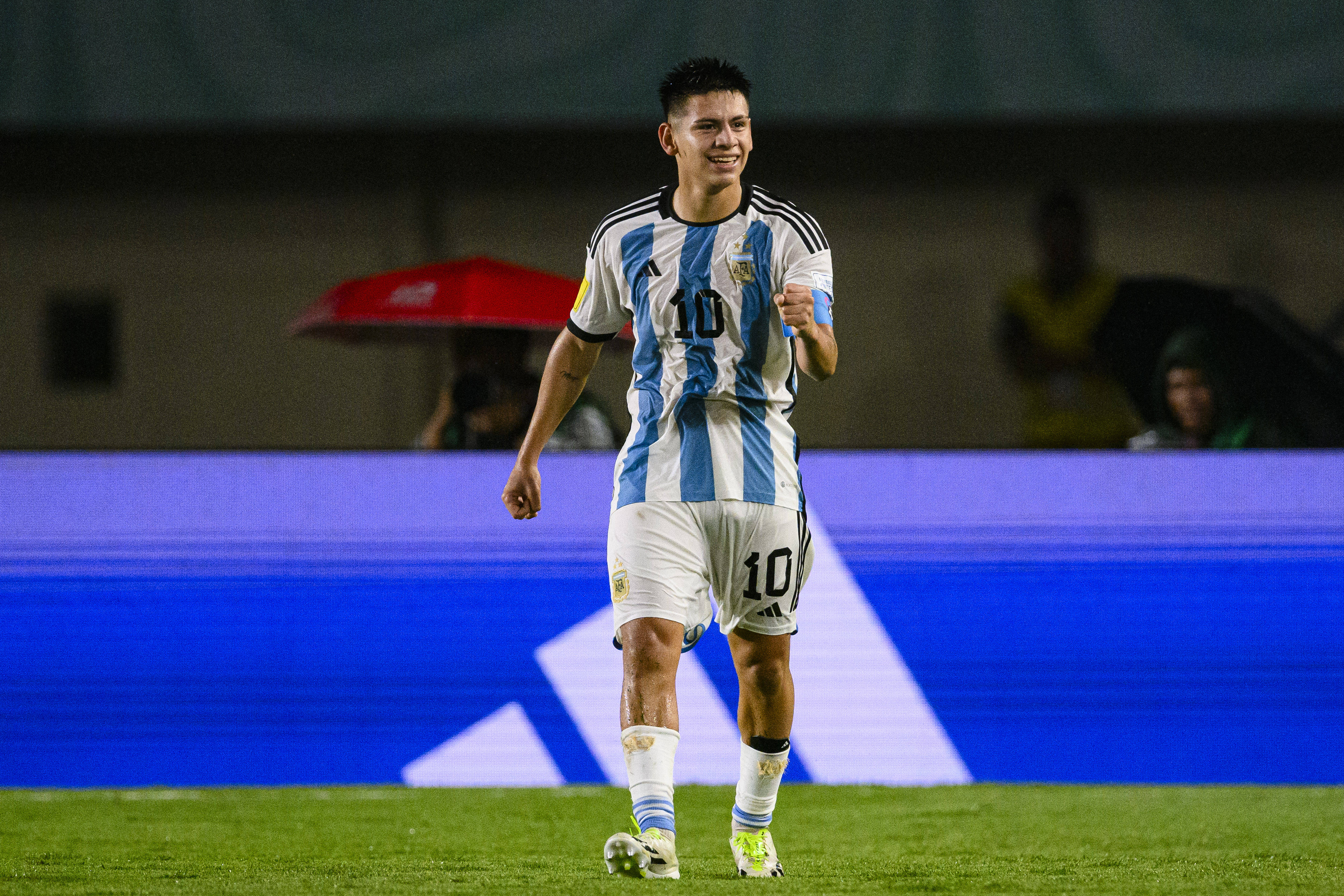 Joven argentino Claudio Echeverri, quien ha causado sensación en el Mundial Sub-17.