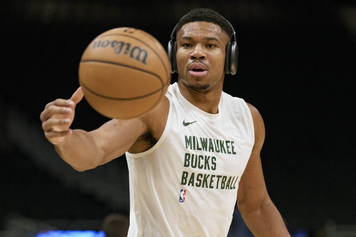 Milwaukee Bucks forward Giannis Antetokounmpo (34) reaches for the ball 
