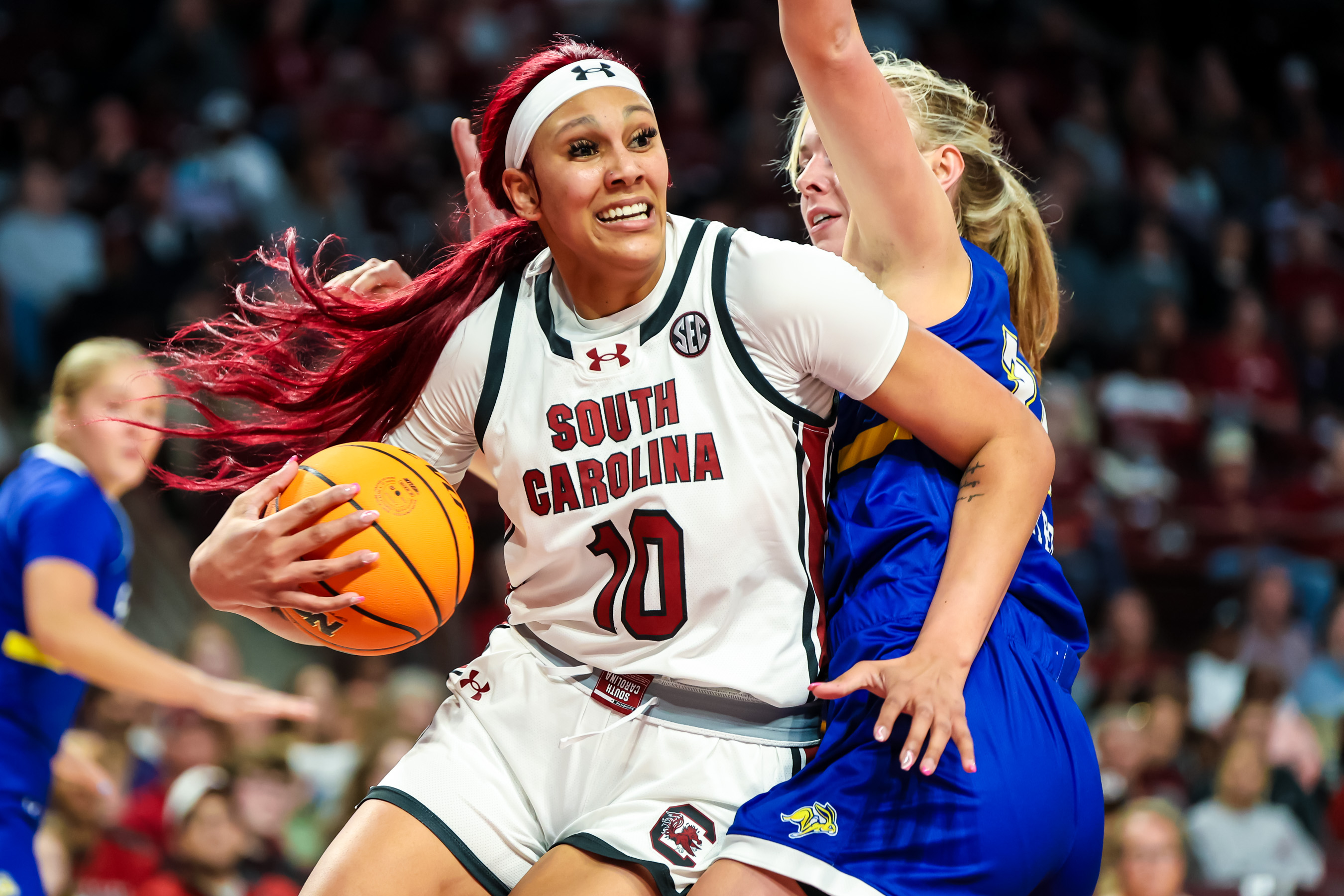Kamilla Cardoso working to create space for herself underneath the basket against South Dakota State (20th Nov., 2023)