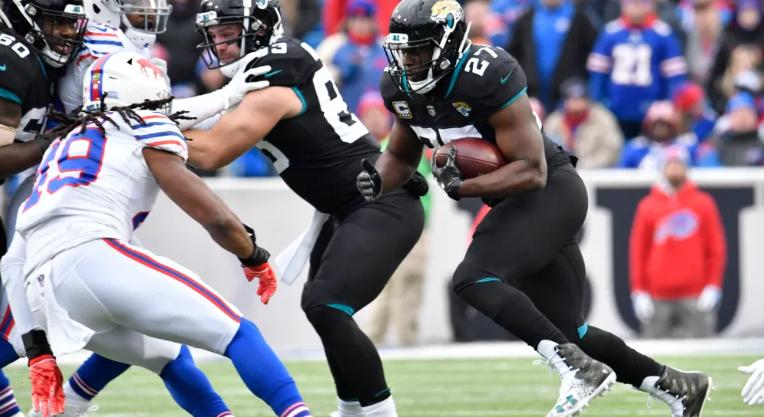 Leonard Fournette rushes against the Bills as a member of the Jacksonville Jaguars in 2018