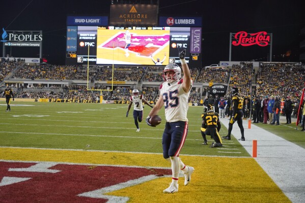 Hunter Henry and the Patriots are still alive in the NFL playoff race ... barely. 