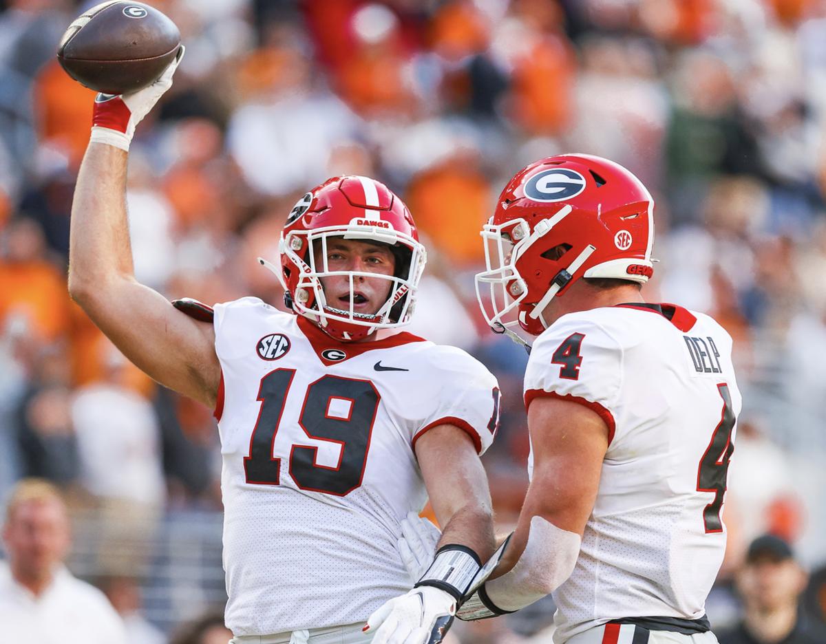 Georgia tight end Brock Bowers (19) during Georgia’s game against Tennessee at Neyland Stadium in Knoxville, Tenn., on Saturday, Nov. 18, 2023. (Tony Walsh/UGAAA)