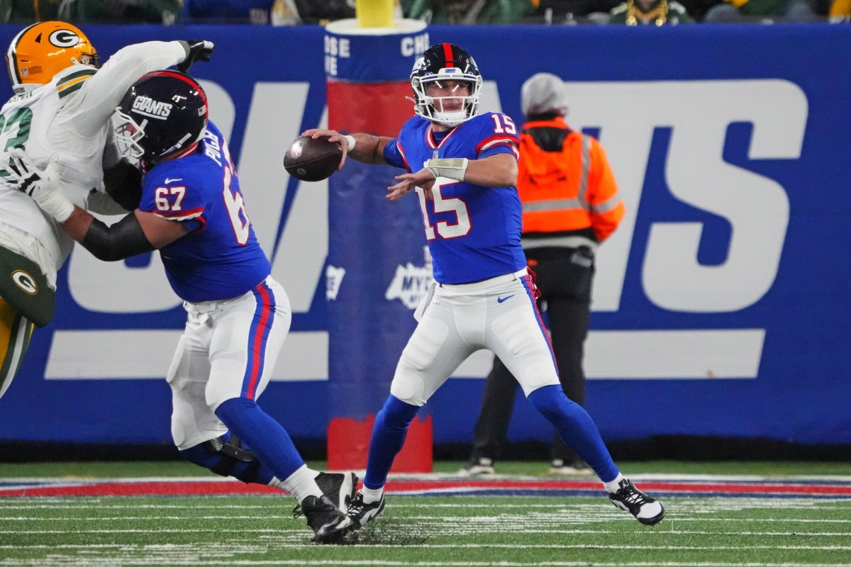 New York Giants quarterback Tommy DeVito (15) throws a pass against the Green Bay Packers. Mandatory Credit: Robert Deutsch-USA TODAY Sports