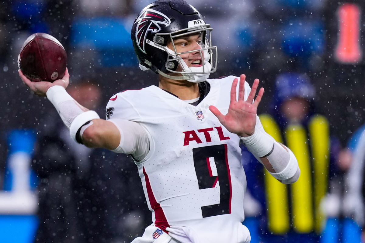 Atlanta Falcons quarterback Desmond Ridder (9) throws against the Carolina Panthers during the second quarter at Bank of America Stadium.