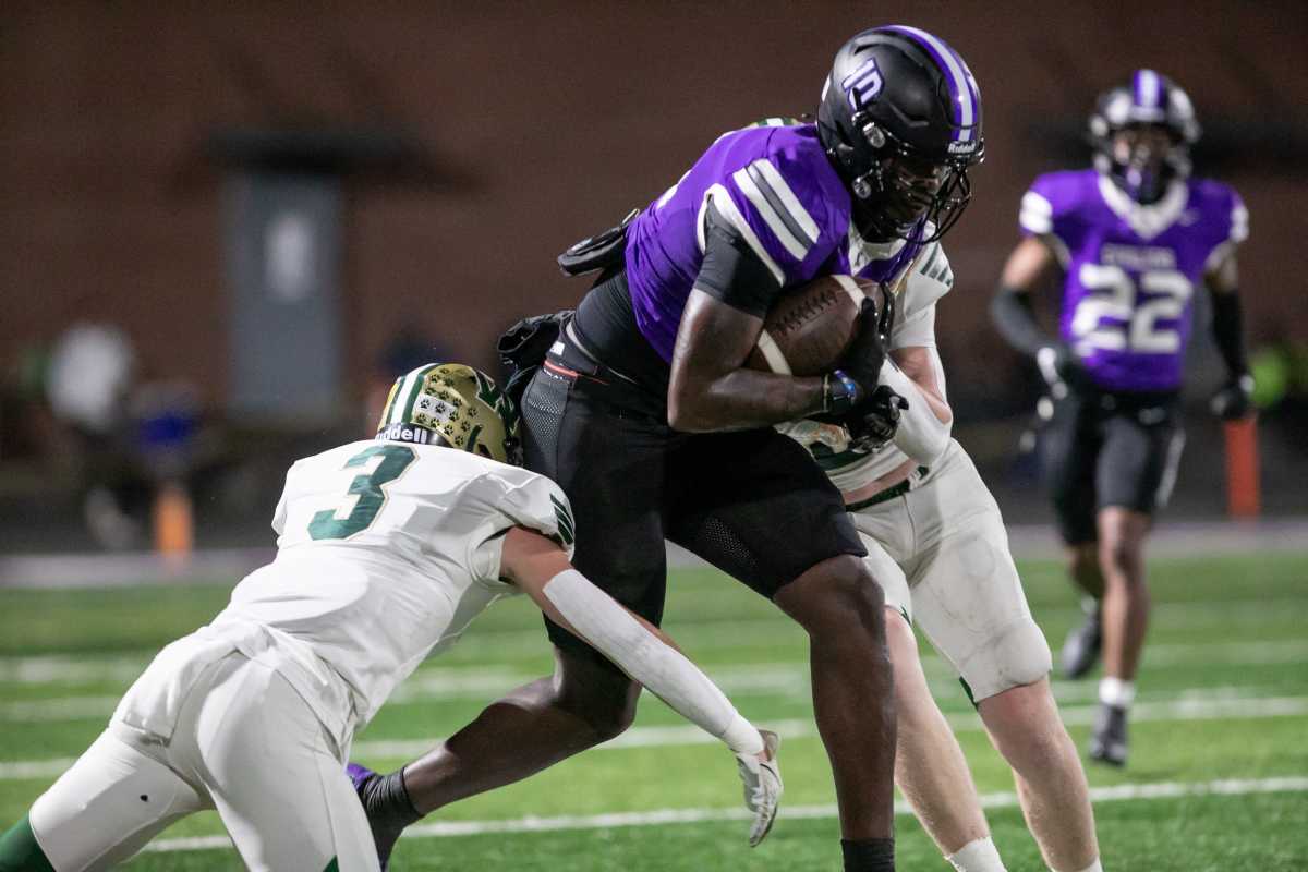 Gamecock TE commit Michael Smith fighting through contact in high school playoff game (25th Nov., 2023)