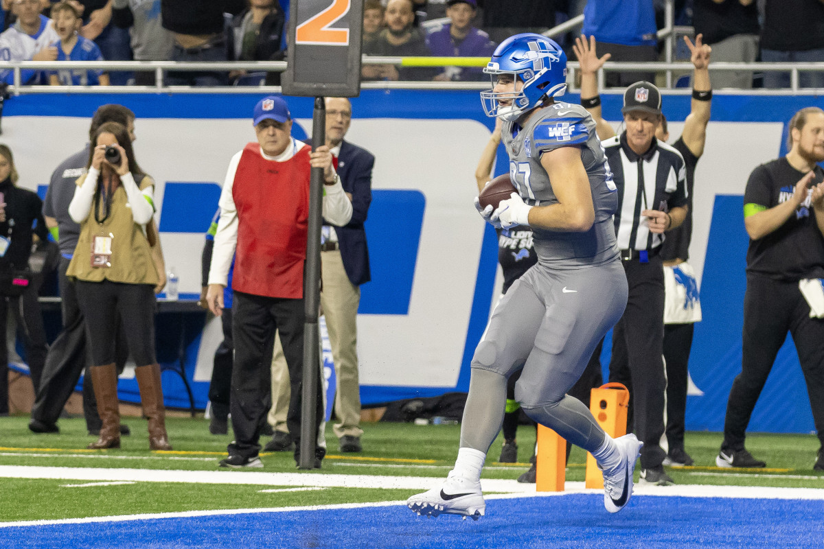 Jan 7, 2024; Detroit, Michigan, USA; Detroit Lions tight end Sam LaPorta (87) catches a pass for a touchdown in the first quarter against the Minnesota Vikings and sets an NFL record for most catches by a rookie tight end at Ford Field. 