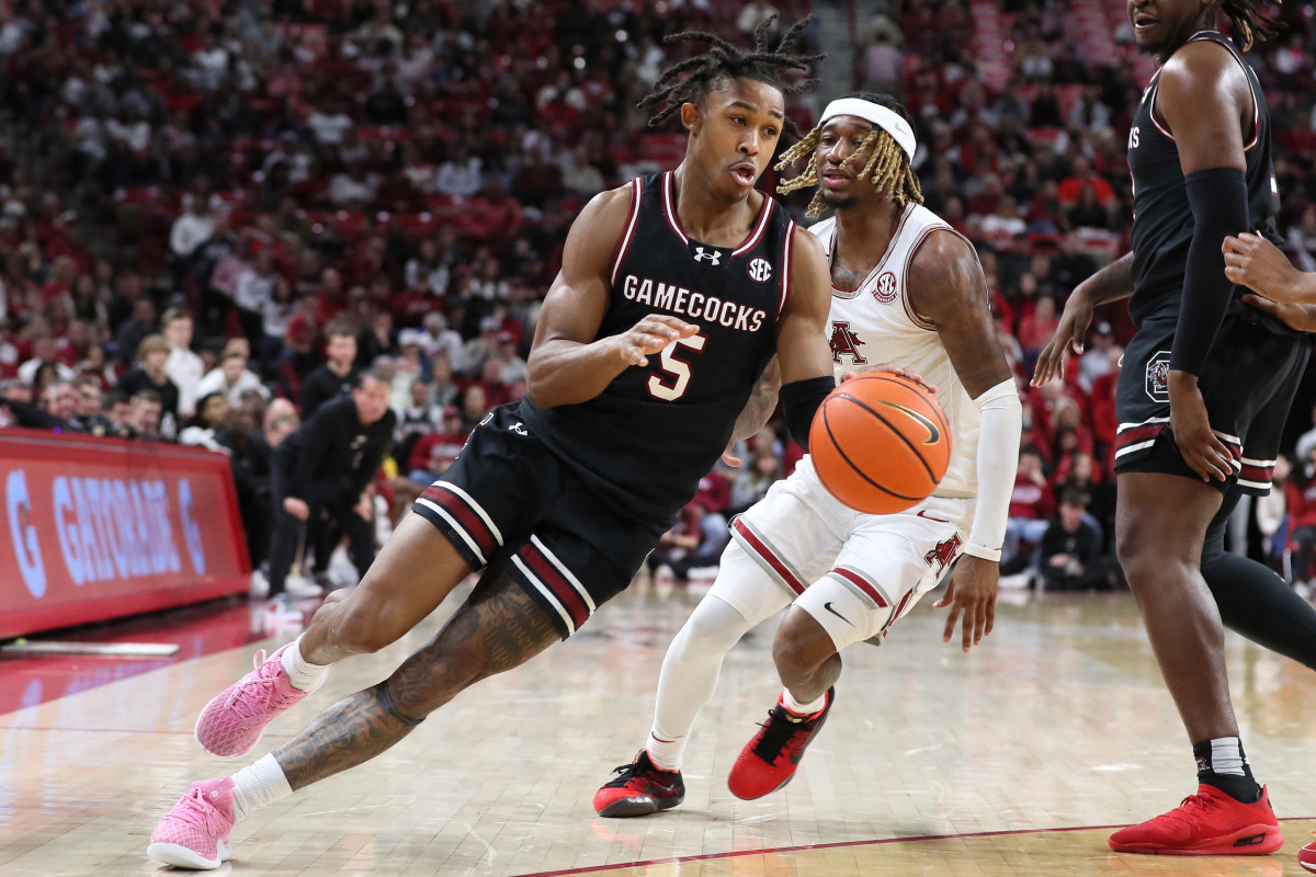 Meechie Johnson driving past Arkansas guard El Ellis (20th Jan., 2024)